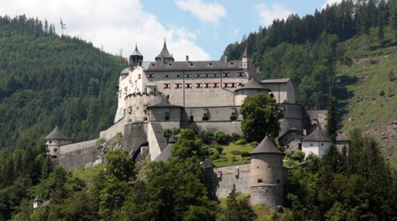 Ferienwohnung Flachau nur eine halbe Autostunde von der Burg Hohenwerfen entfernt